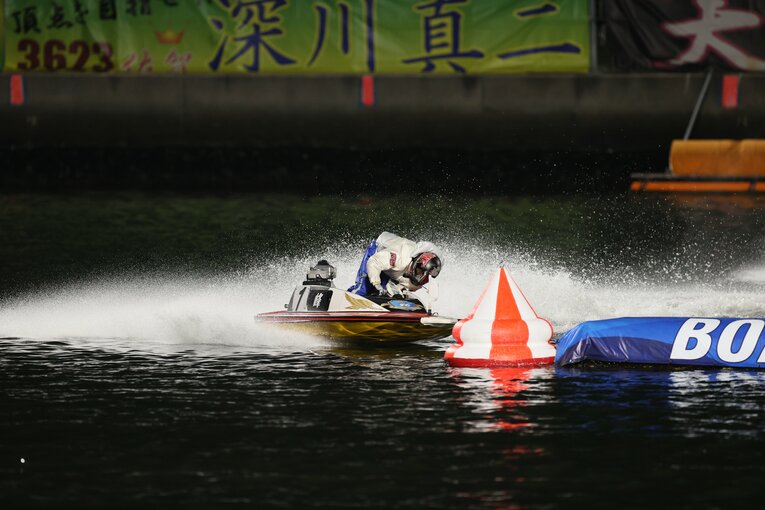 独特の姿勢で2マークをターンする峰　©日本モーターボート競走会