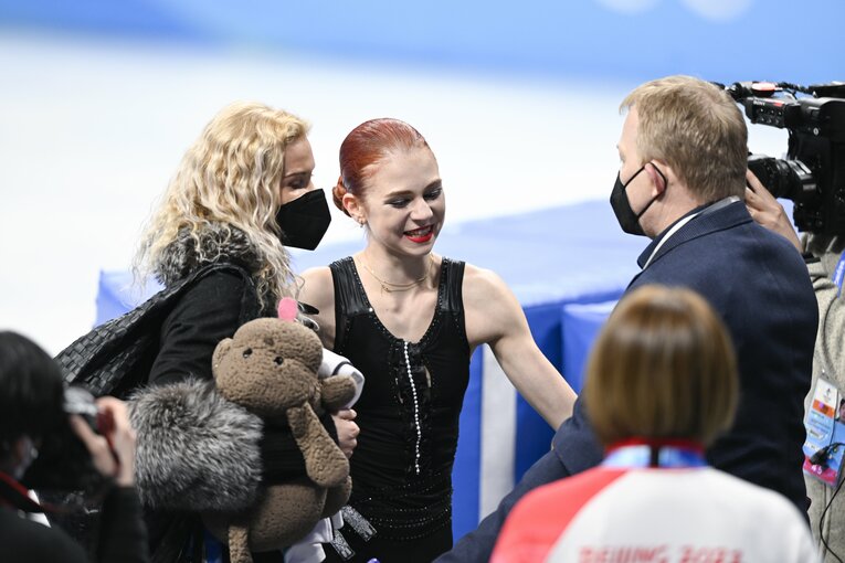 「泣いてる場合じゃない」新女王・坂本花織と中野コーチが守った“フィギュアの品格” 「20年前のスケート」発言のタラソワへ伝えたいこと(53)