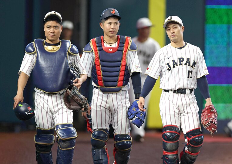 不慣れなピッチコムの対応などタスクが多かったキャッチャー陣。若月健矢（中央）は最多3試合で先発マスクを被った　©︎SPORTS HOCHI/AFLO