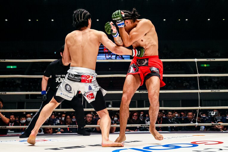 サラスのボディにパンチを打ち込む朝倉未来　©RIZIN FF Susumu Nagao