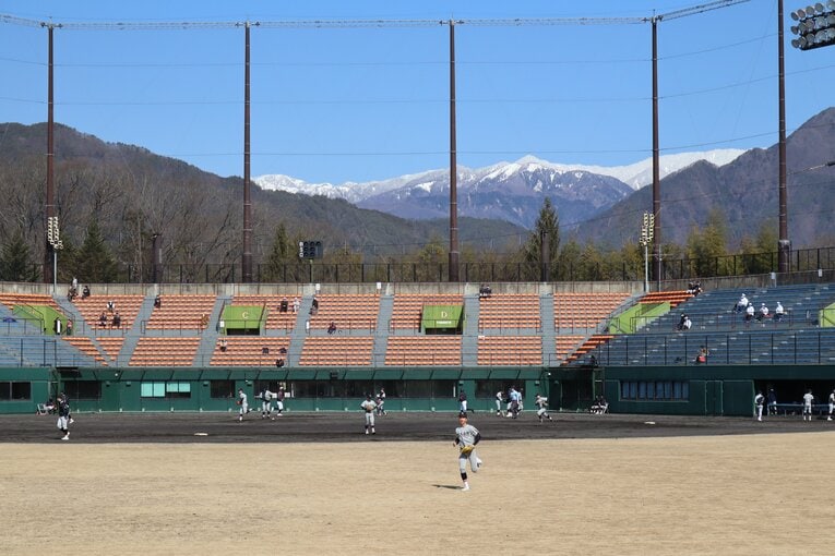 雄大な自然が見守る中で高校球児は一球一打を楽しんでいた©Kou Hiroo