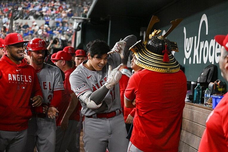 【大谷さん、ベンチでの愛されショット】大谷がピクチャポーズ ／ photograph by Nanae Suzuki