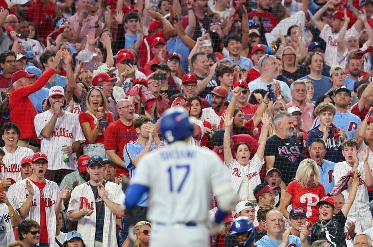 熱狂的なフィリーズファンから痛烈なヤジを浴びせられた大谷翔平だが、そこで“鬼メンタル”を見せたという ／ photograph by Hunter Martin/Getty Images