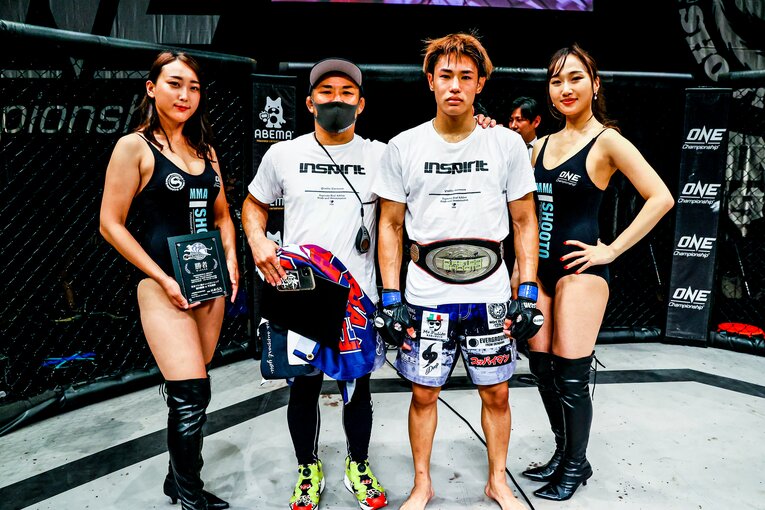 無敗で修斗王者となった平良達郎と、指導者の松根良太　©Susumu Nagao