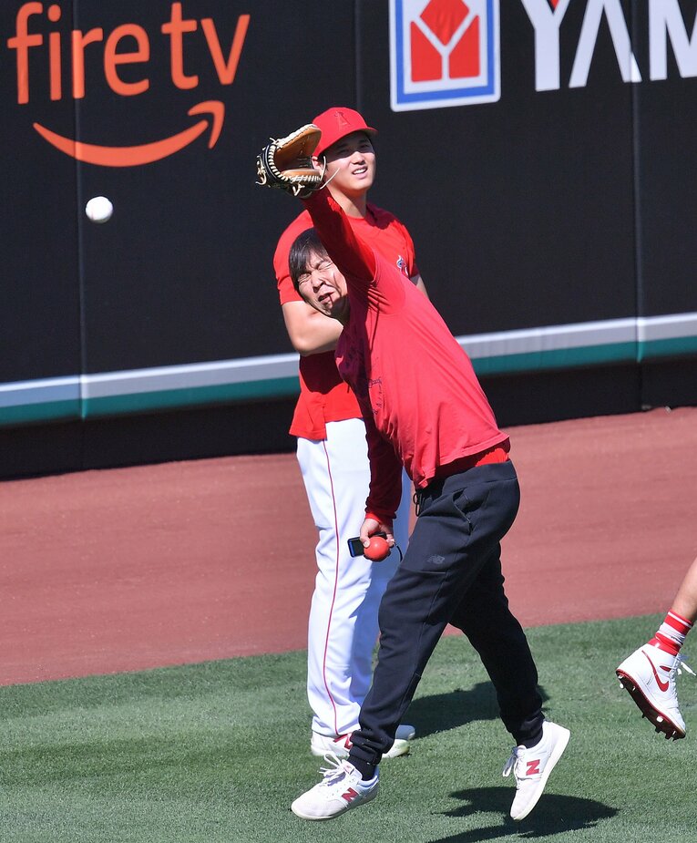 体を張って？　大谷を打球から守る水原通訳　©︎JIJI PRESS