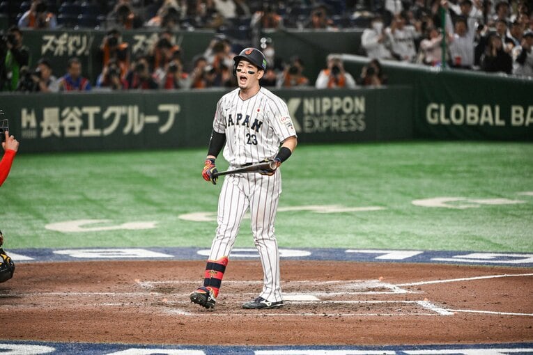 栗原が5-5の同点とする押し出し四球を選ぶ　©Nanae Suzuki