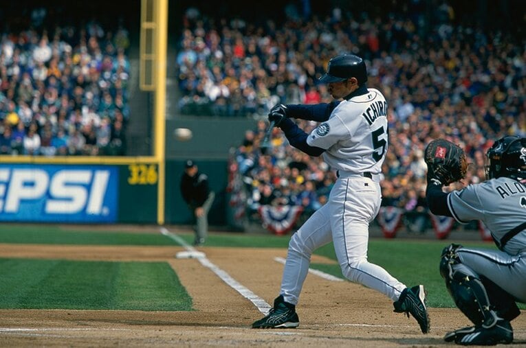 クリーンヒットから俊足を生かした内野安打まで。イチローの単打は美しい記憶として残っている。 ／ photograph by Naoya Sanuki