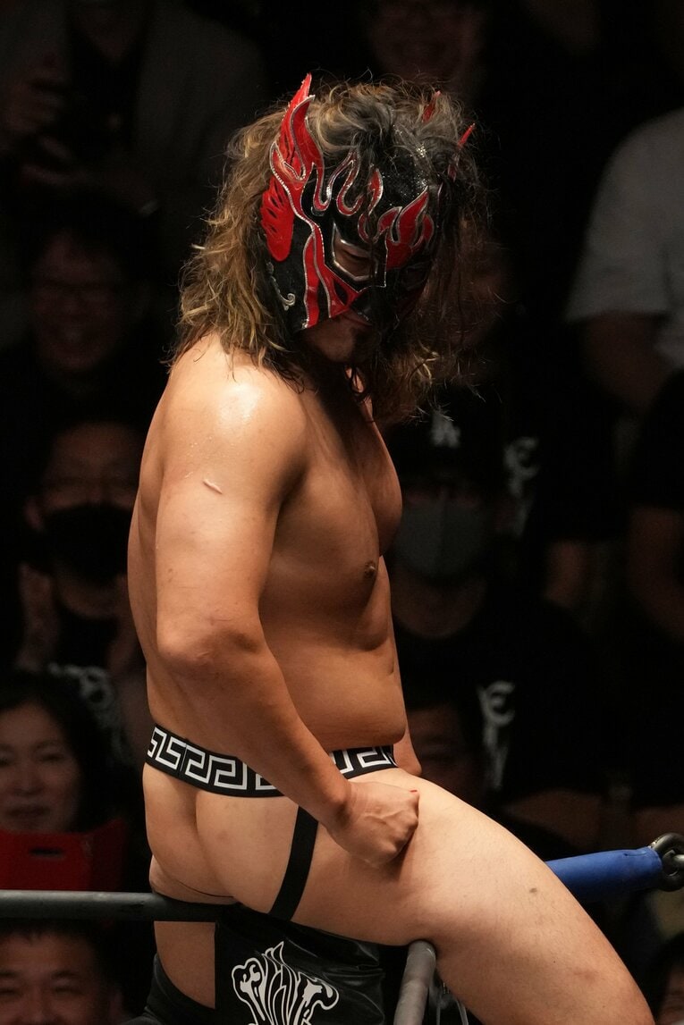 過激なコスチュームでコーナーポストに座るエル・デスペラード　©Masashi Hara