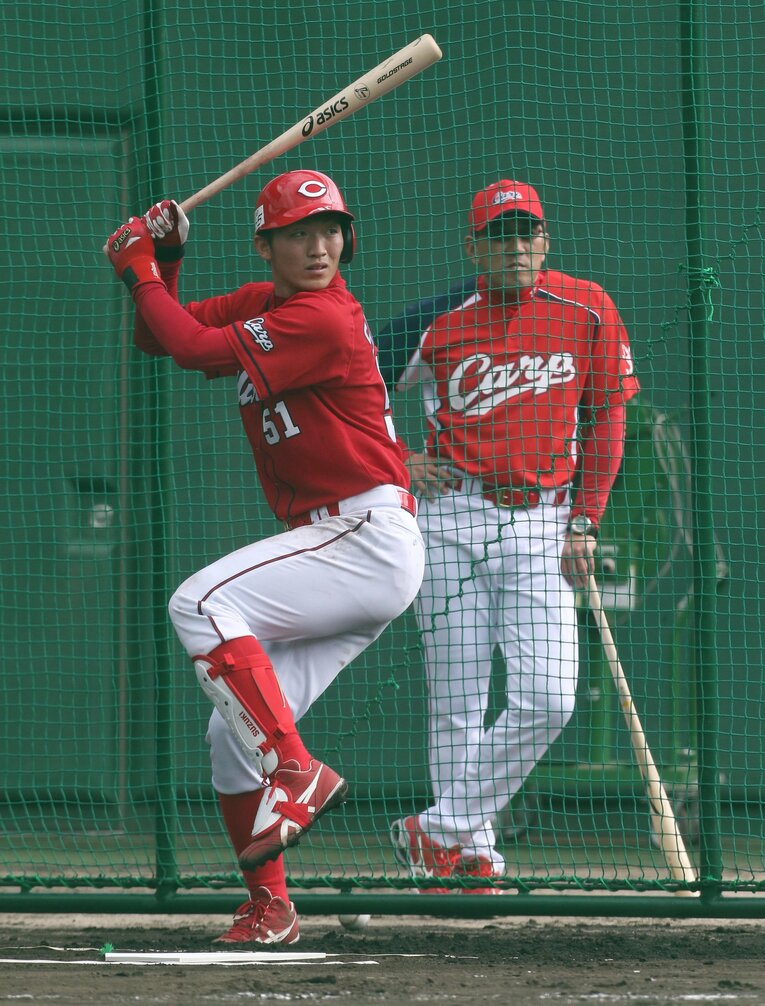 野村謙二郎監督（当時）にアピールする新人時代の鈴木誠也　©︎Sankei Shimbun