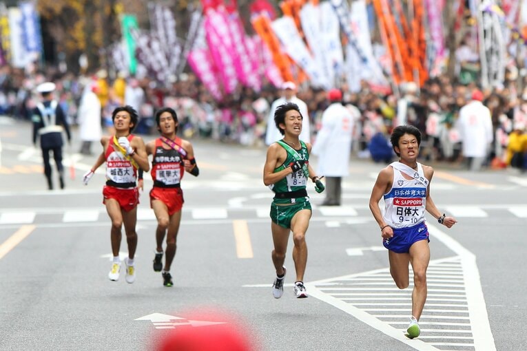 その後、城西大の選手を抜き返し、10位に滑り込んだ寺田　©AFLO