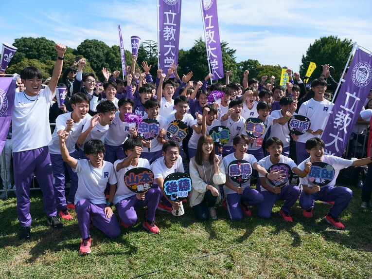 喜ぶ選手たち　©Yuki Suenaga