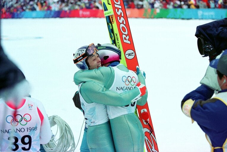 抱き合って喜ぶ原田雅彦と船木和喜　©Sports Graphic Number