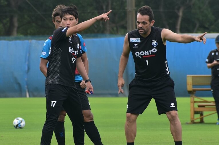 かつてJリーガーを目指し、現在ではガンバ大阪のスペイン語通訳として奮闘する岡井孝憲さん ／ photograph by Masaki Shimozono