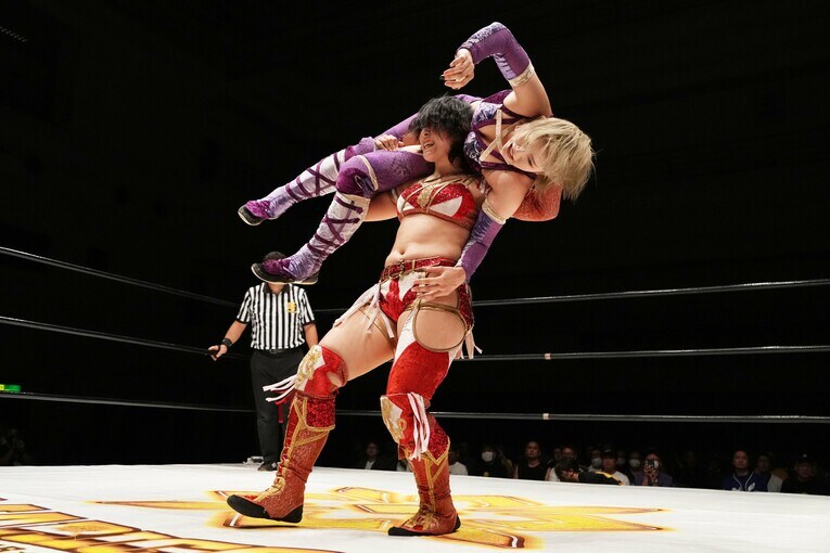 林下詩美vs.天麗皇希　©Essei Hara