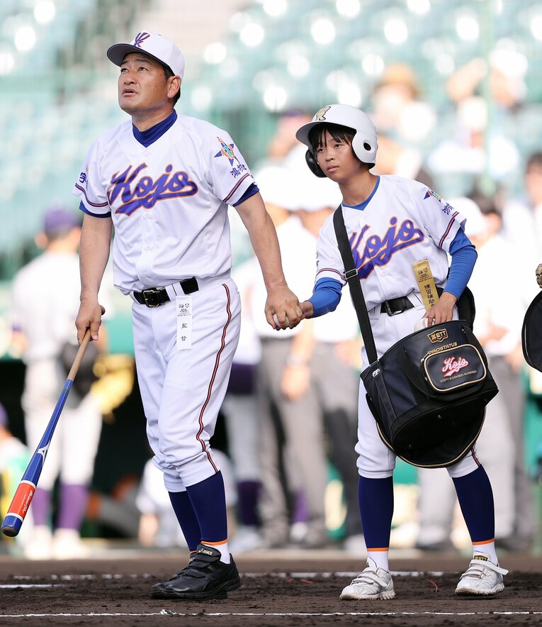 試合前、ノックの補助をする宇部鴻城の女子部員・岡野美和さん　©JIJI PRESS