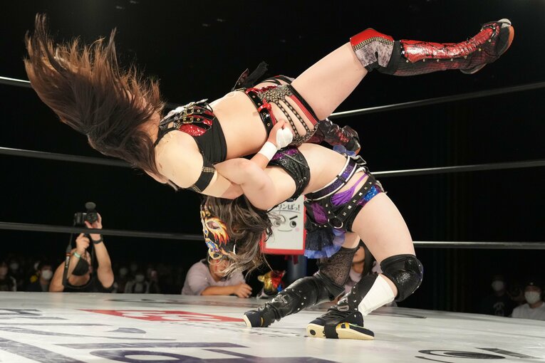 タイガースープレックスを放つキッド