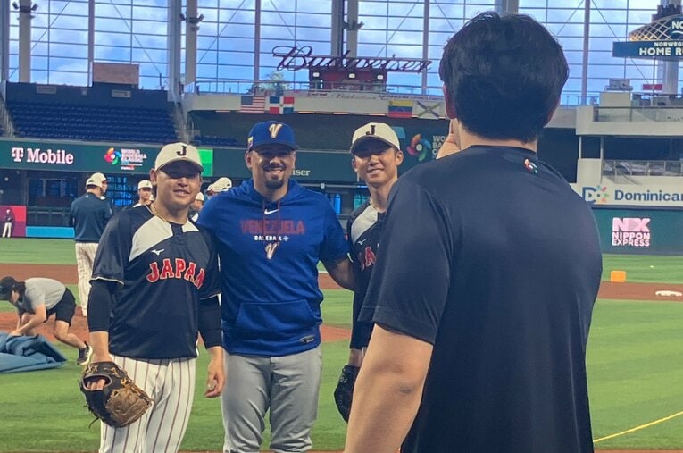 準々決勝の公式練習での一コマ。バファローズの同僚、宮城と曽谷を見つけたマチャドは一目散に駆け寄り、笑顔で記念撮影。マイアミでの再会を喜んだ　©Number Web