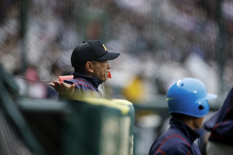 今年春、センバツの舞台でも指揮を執った森林監督　©Kiichi Matsumoto