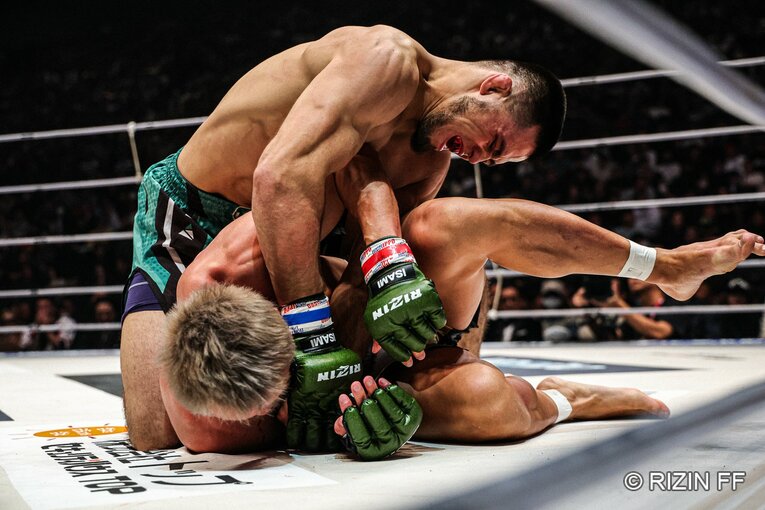 シェイドゥラエフは容赦なく久保優太の顔面に拳を打ち込んでいく　©RIZIN FF