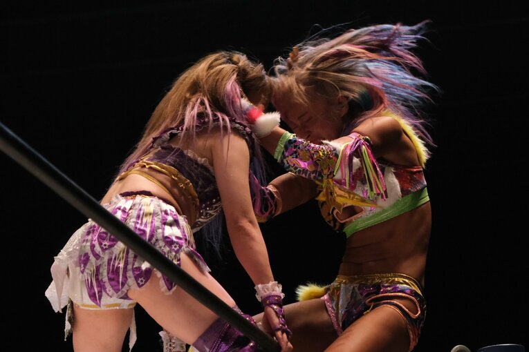 会場中に「ゴッ」という衝撃音が響くほどの強烈な頭突きを放ったウナギ