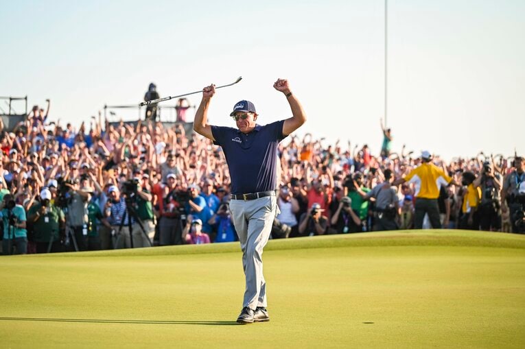 ガッツポーズを決めるミケルソン　©︎Getty Images