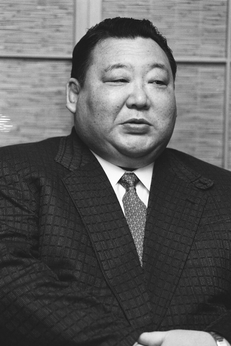 元横綱・隆の里の鳴戸親方（1998年撮影）　©BUNGEISHUNJU