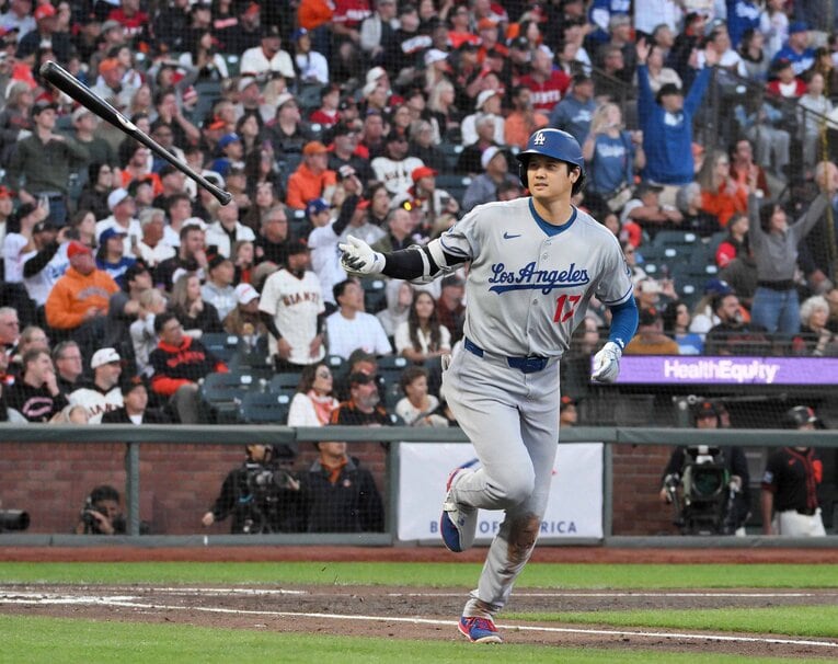 会心の一撃に軽やかなバットフリップ　©JIJI PRESS