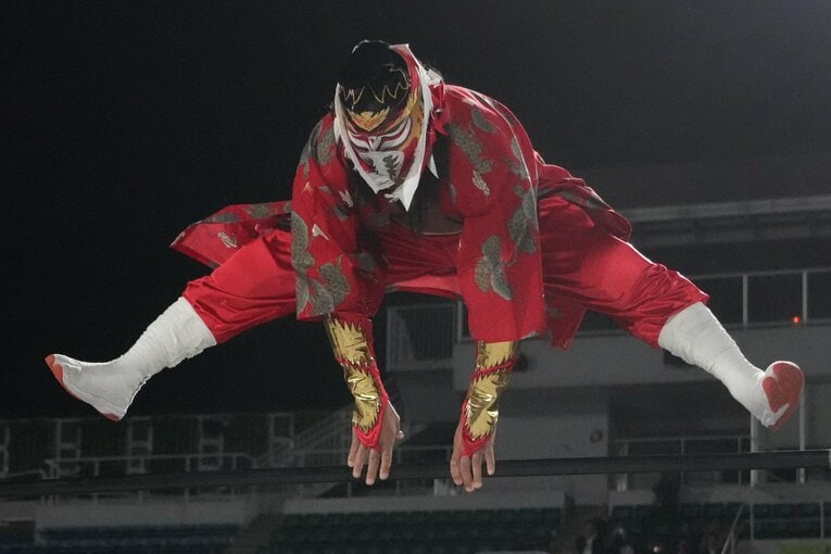 開脚でロープを飛び越えて入場するハヤブサ【スワイプするとその他の写真もご覧になれます】©Essei Hara