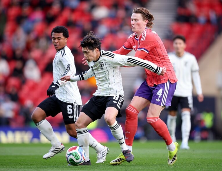 マクトミネイに対応する田中と藤田　©Getty Images