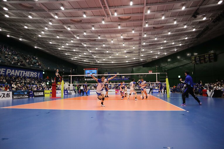 サービスエースを決めるなど富田（9番）らの活躍でパナソニックに競り勝った東レ　©︎TORAY ARROWS