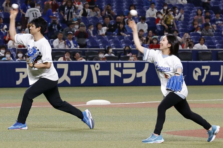 5月10日、バンテリンドームで始球式を行った“りくりゅう”こと三浦璃来と木原龍一 ／ photograph by KYODO