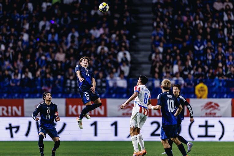 パラグアイ戦、佐野は攻守に奮闘した　©Kiichi Matsumoto