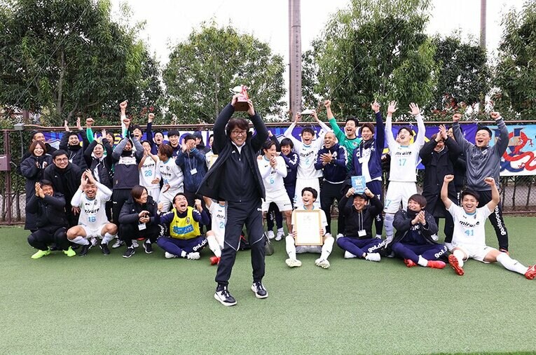 昇格が決まり大喜びする南葛SCと高橋陽一先生 ／ photograph by Kenzaburo Matsuoka