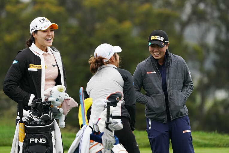 同組の選手たちと談笑する笹生優花（右）©︎Shizuka Minami