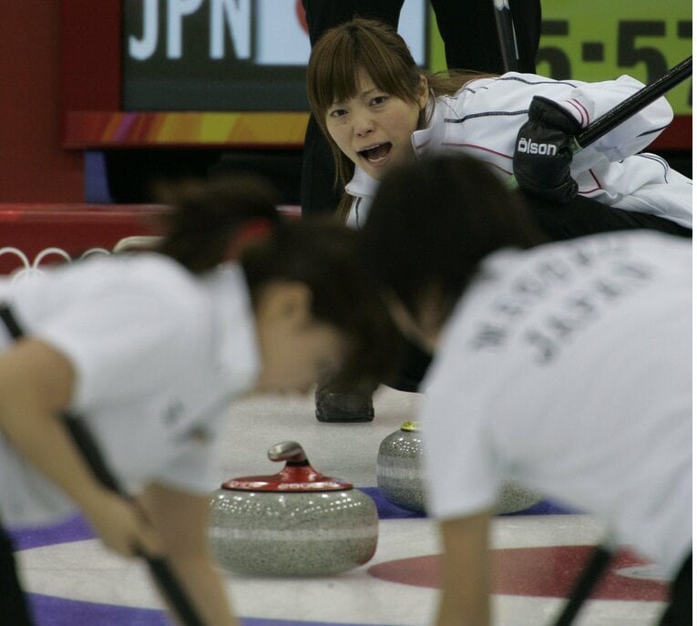 【カーリング女子レア写真】トリノ五輪の小野寺歩…写真は右に続きます　©JMPA