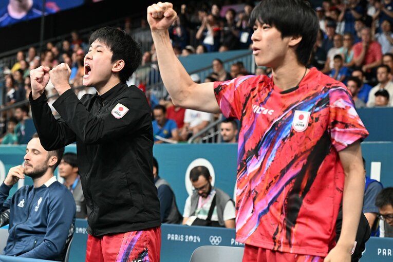男子卓球団体戦3位決定戦、篠塚に懸命に声援を送る張本と戸上　©︎Naoya Sanuki/JMPA