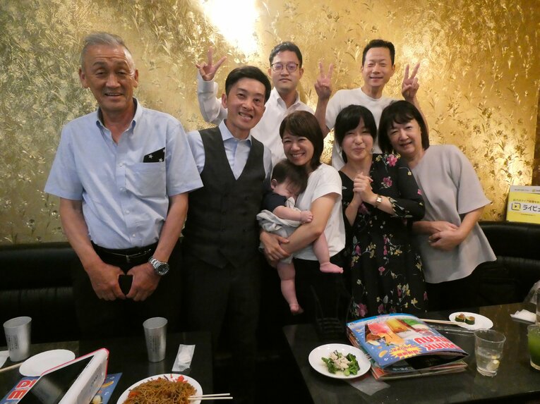 主役もまじえて、宮川実応援団　©Oaks Inoue