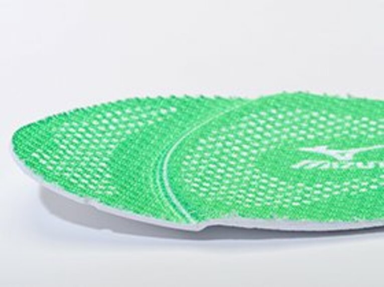 この微妙な段差が、Beの真骨頂だ。インソールの段差が、ちょうど足裏にある指の付け根の出っ張りにくるように履く。すると指先に適度な負荷がかかり、足の裏や脹脛などの筋肉を鍛えることができる。 