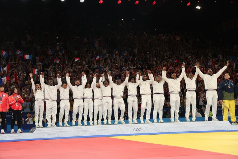 混合団体戦表彰式　©Tetsuya Higashikawa/JMPA