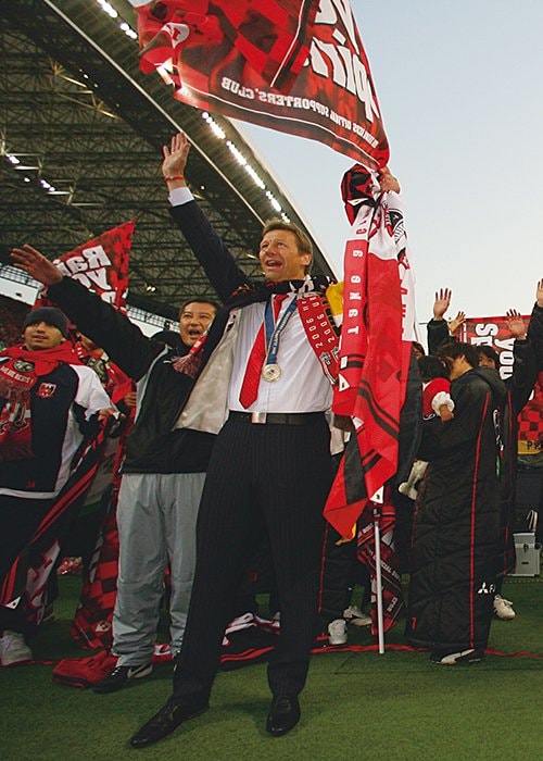 '06年、最終節でJリーグ初優勝を決めた山田暢久（手前右）ら。この日の入場者数6万2241人は当時のJ1最多記録だった
