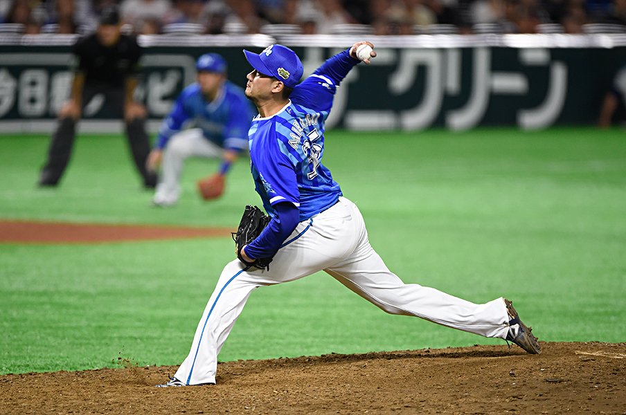 DeNAリリーフ陣の“長男“が復活へ。三上朋也「今季は全力でぶつかる」<Number Web> photograph by Naoya Sanuki