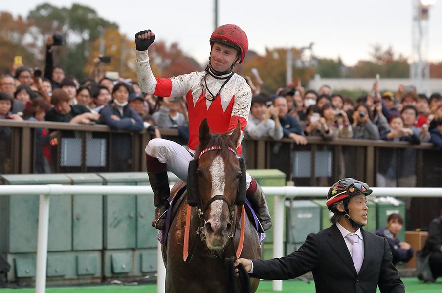ジャパンカップを制した24歳の決断。スワーヴを導いたマーフィー騎手。<Number Web> photograph by Yuji Takahashi
