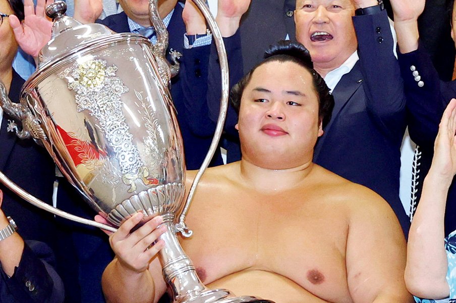 琴勝峰「前頭15枚目からの下克上初V。覚醒した25歳は無口な大器」＜Number Web＞ photograph by KYODO
