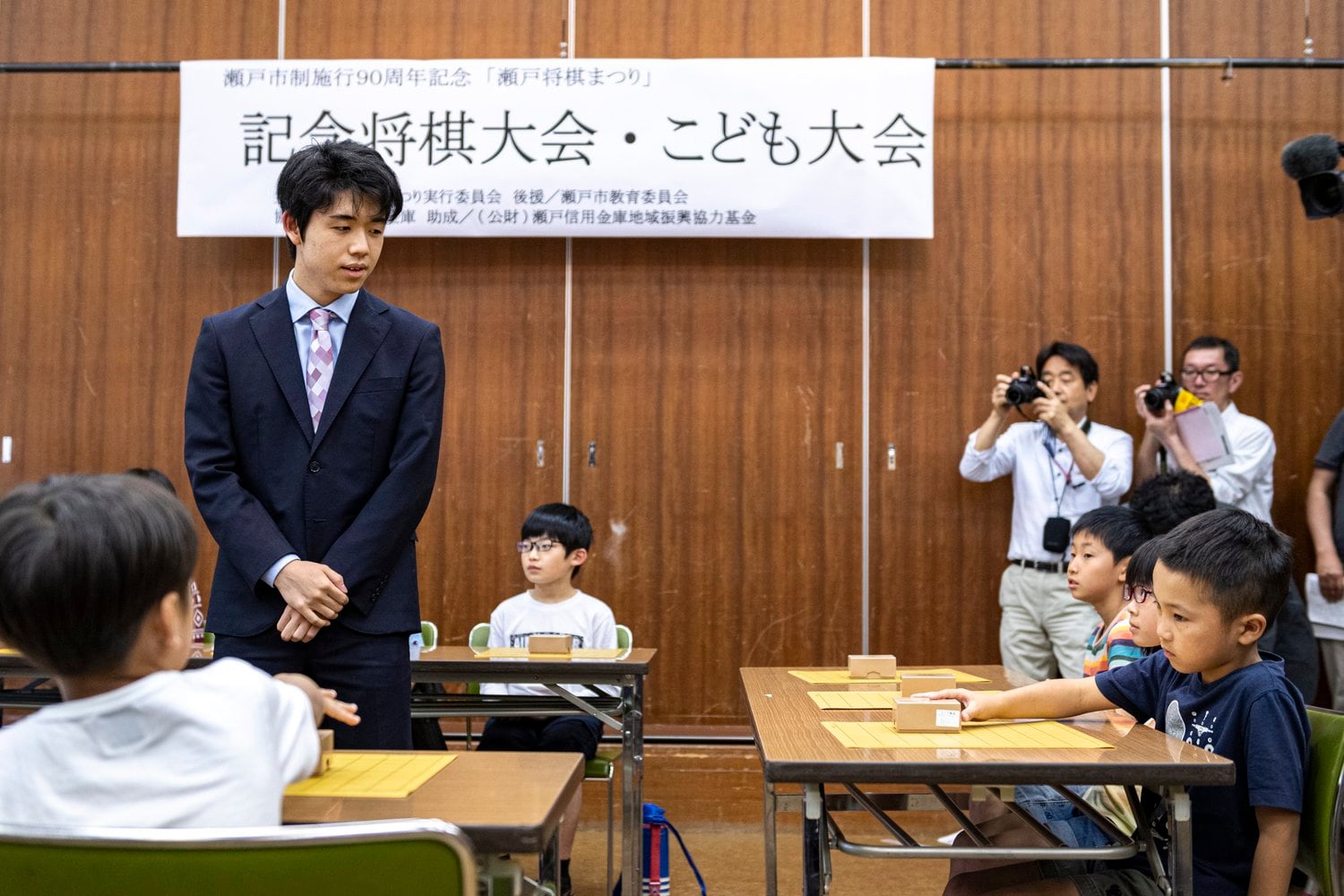 地元・瀬戸市の将棋まつりで子どもたちに指導をする藤井三冠（2019年撮影）　©BUNGEISHUNJU