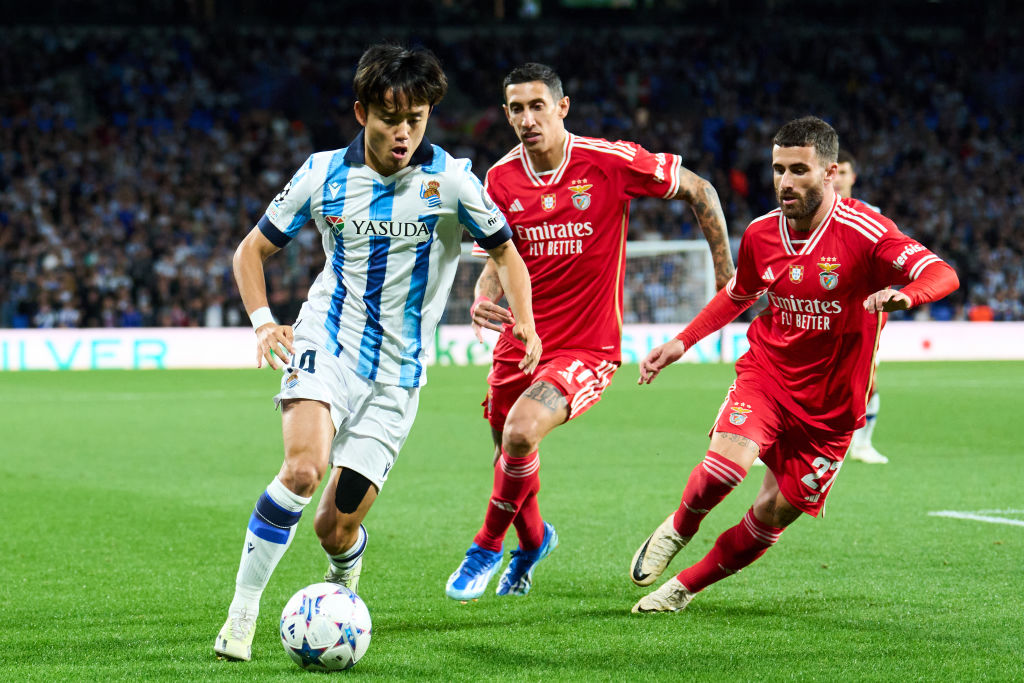 ベンフィカのディマリアらを翻弄するソシエダ久保　©Getty Images