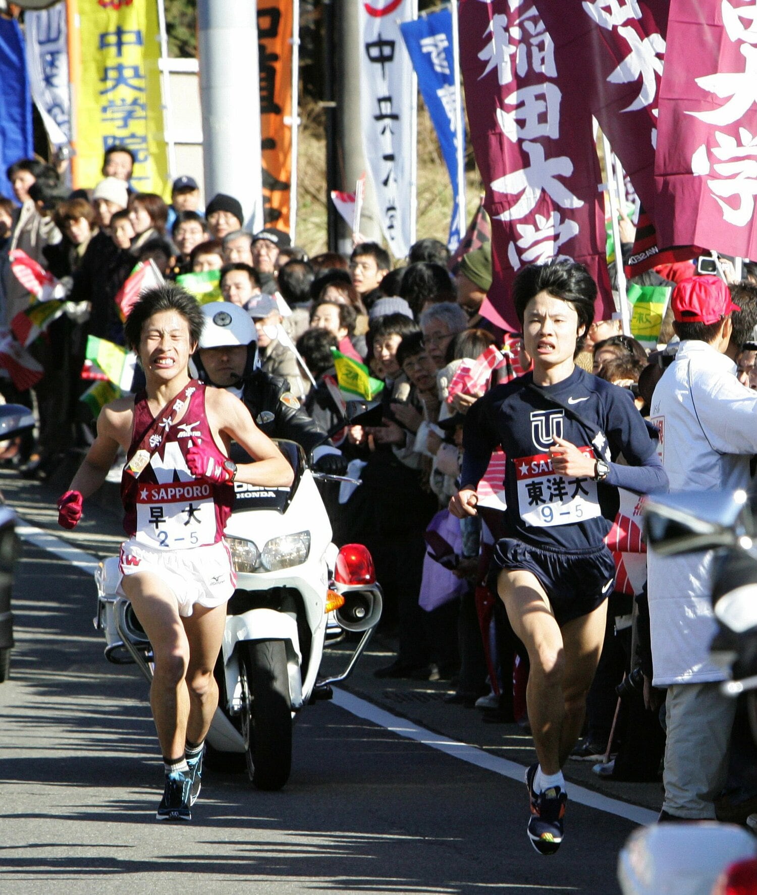 2009年の箱根駅伝。5区で東洋大・柏原竜二に逆転される早稲田大の三輪真之　©JIJI PRESS