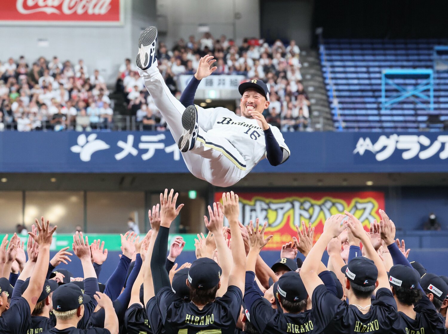 仲間たちに胴上げされる平野　©JIJI PRESS