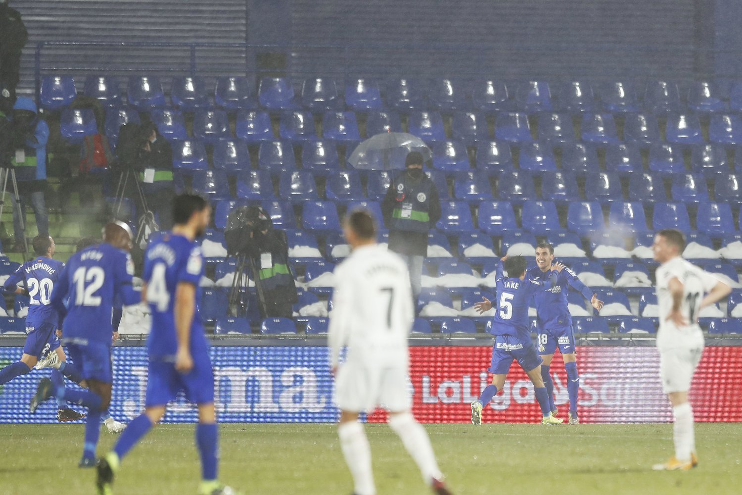 雨脚が強くなった後半、ヘタフェが奪った先制ゴールに久保(背番号5)も喜ぶ