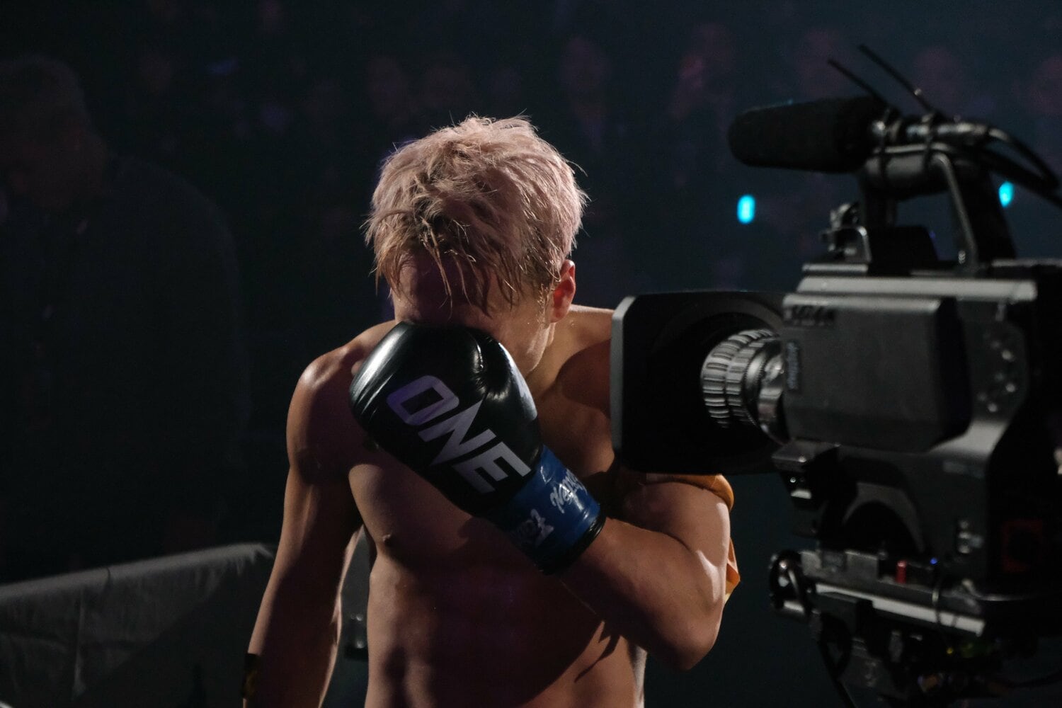 涙を流しながらリングを後にした武尊　©Norihiro Hashimoto