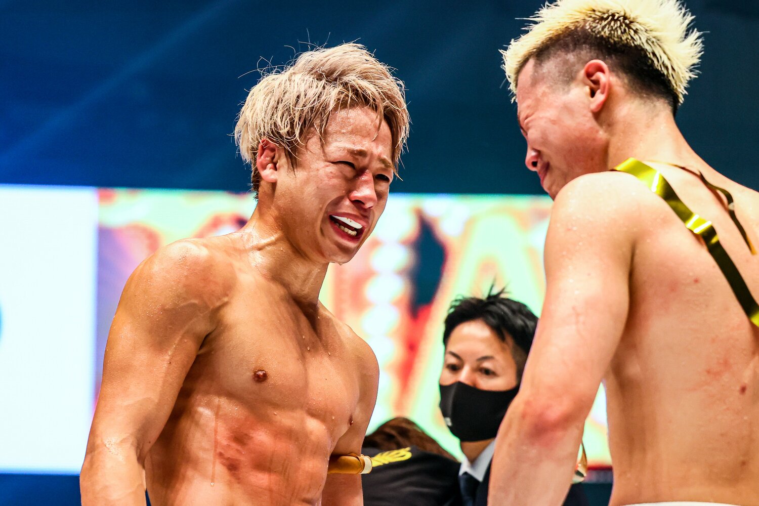 試合後、泣きながら那須川に感謝を伝えた武尊　©THE MATCH 2022/Susumu Nagao